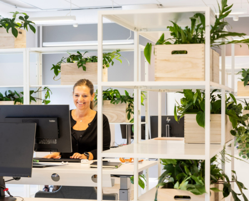 Dame smiler ved arbejdsplads
