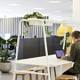 Mand sidder ved computer på kontor