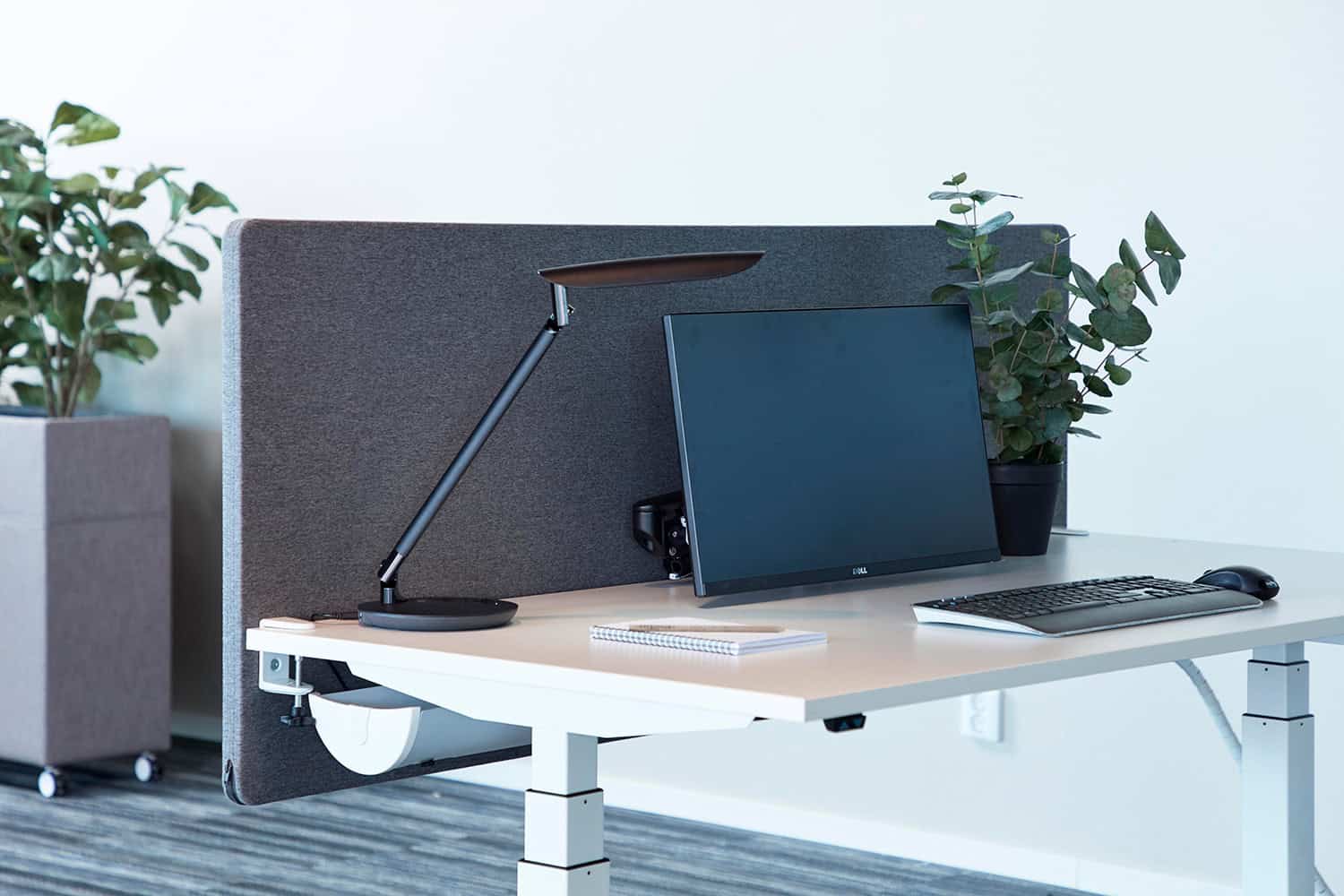 kontorplads med blomst